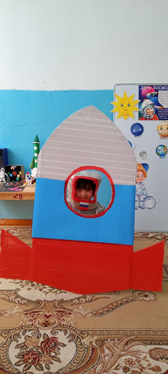 День космонавтики в средней группе "Улыбка". Воспитатель: Шоматова Н.Э.