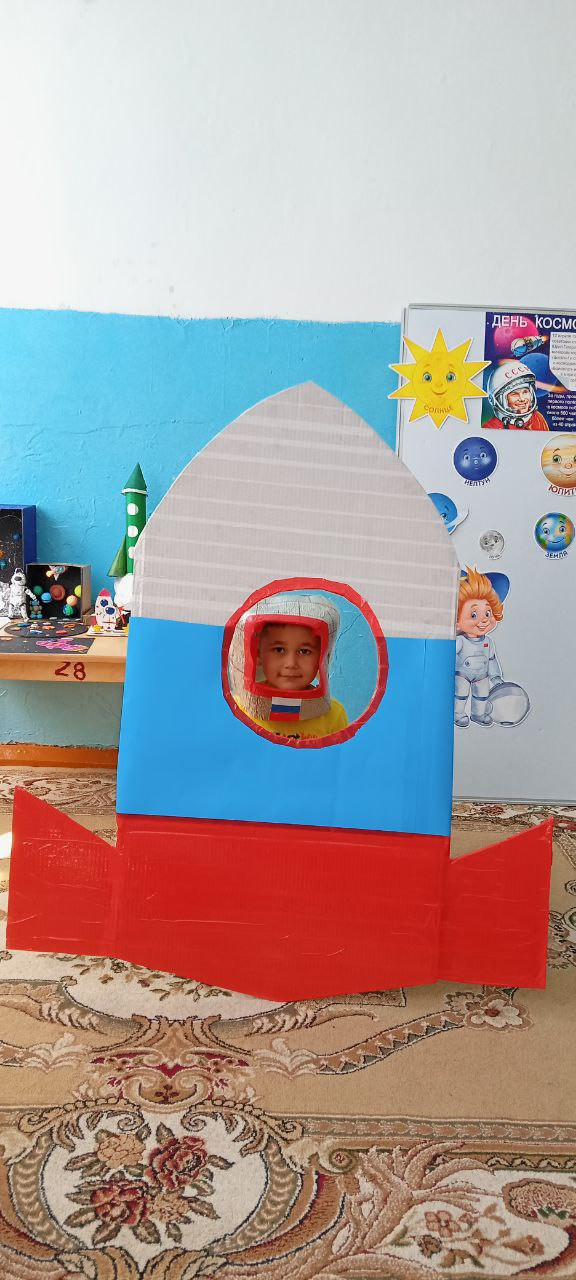 День космонавтики в средней группе "Улыбка". Воспитатель: Шоматова Н.Э.