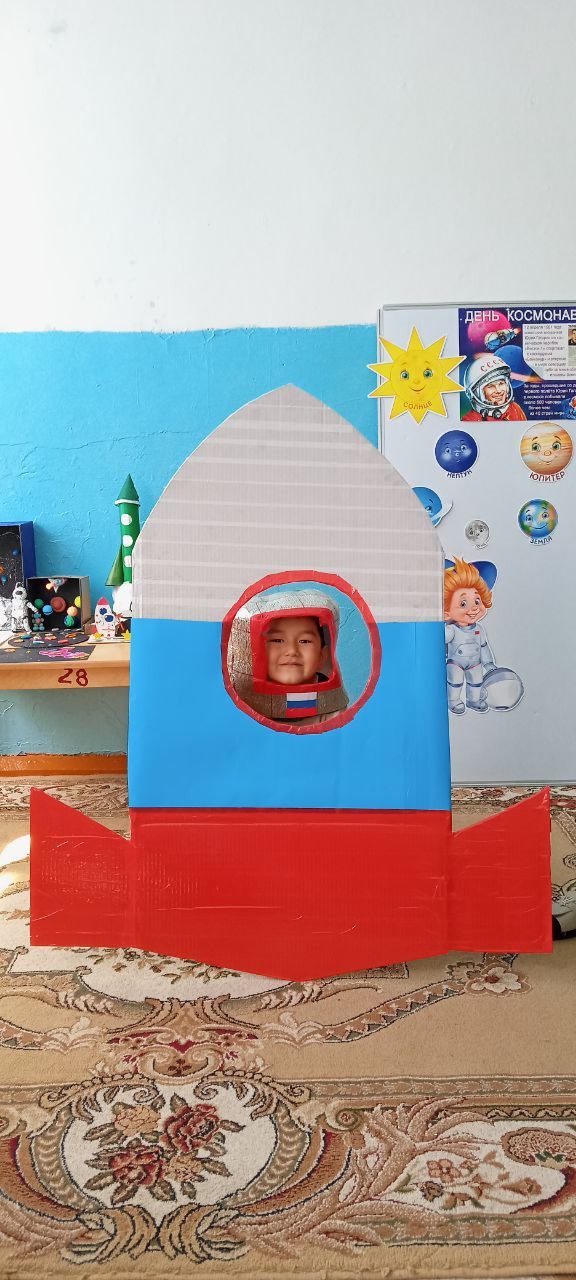 День космонавтики в средней группе "Улыбка". Воспитатель: Шоматова Н.Э.