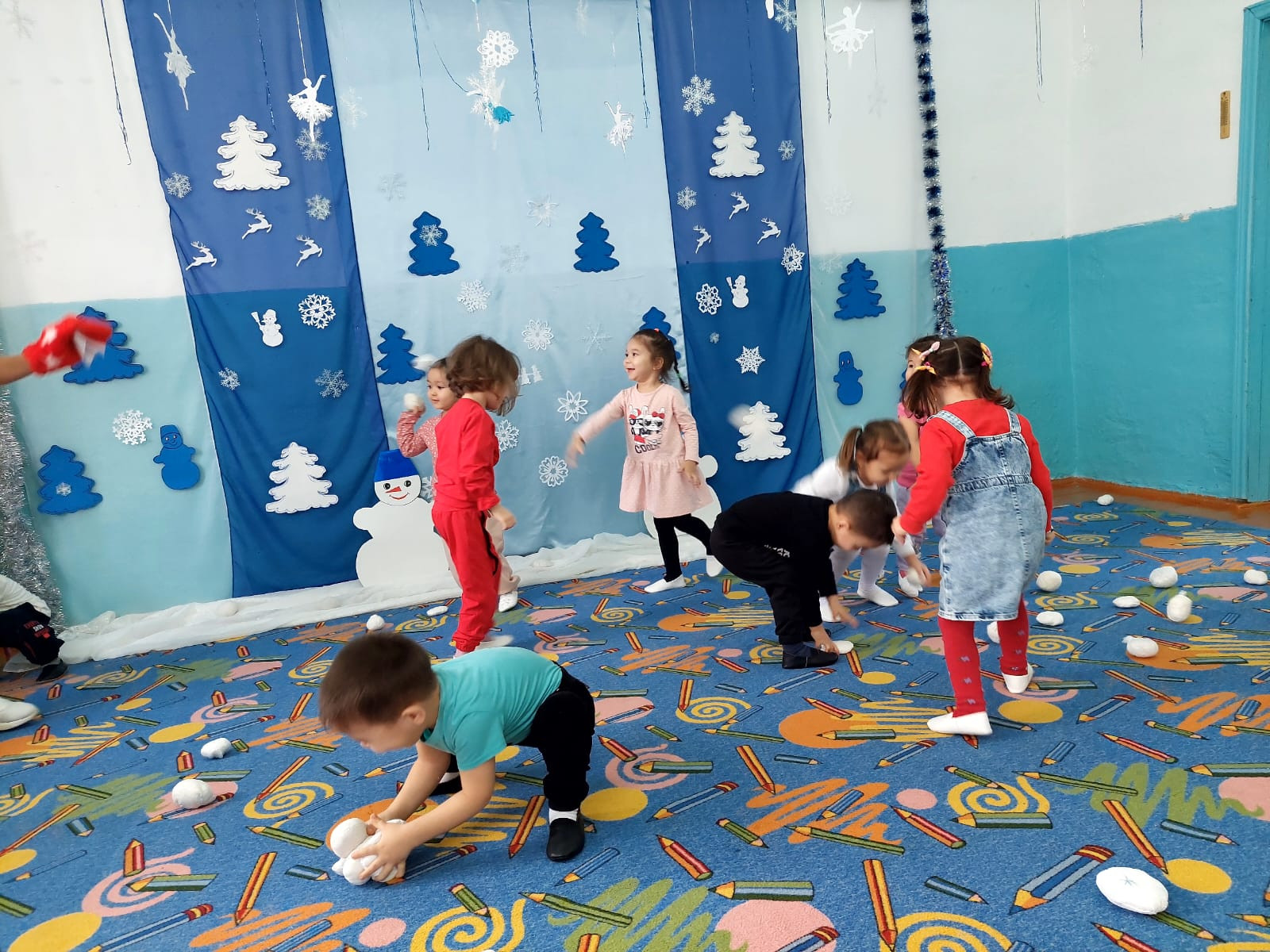 Развлечение во второй младшей группе ,,Почемучки". Зимние забавы.