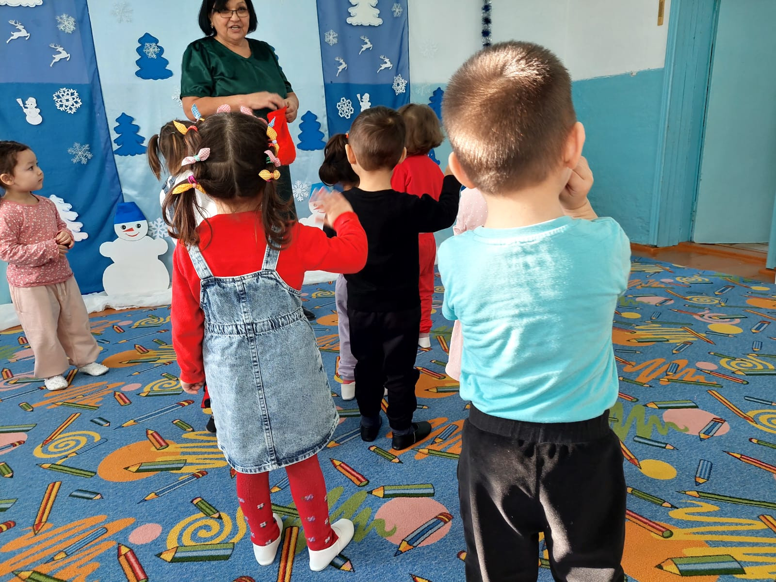 Развлечение во второй младшей группе ,,Почемучки". Зимние забавы.