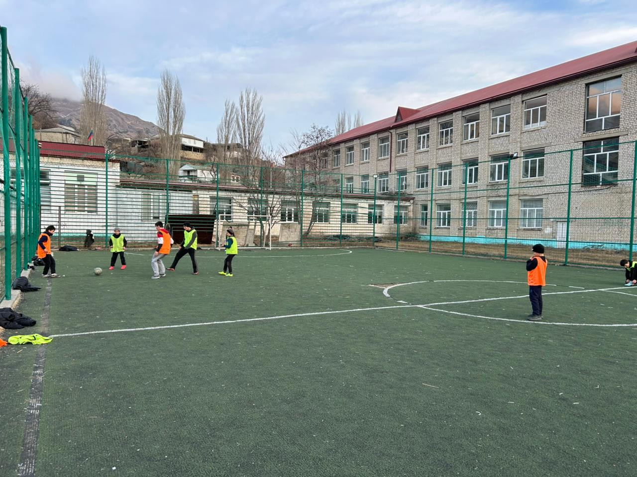 Юные футболисты продолжаю тренировки