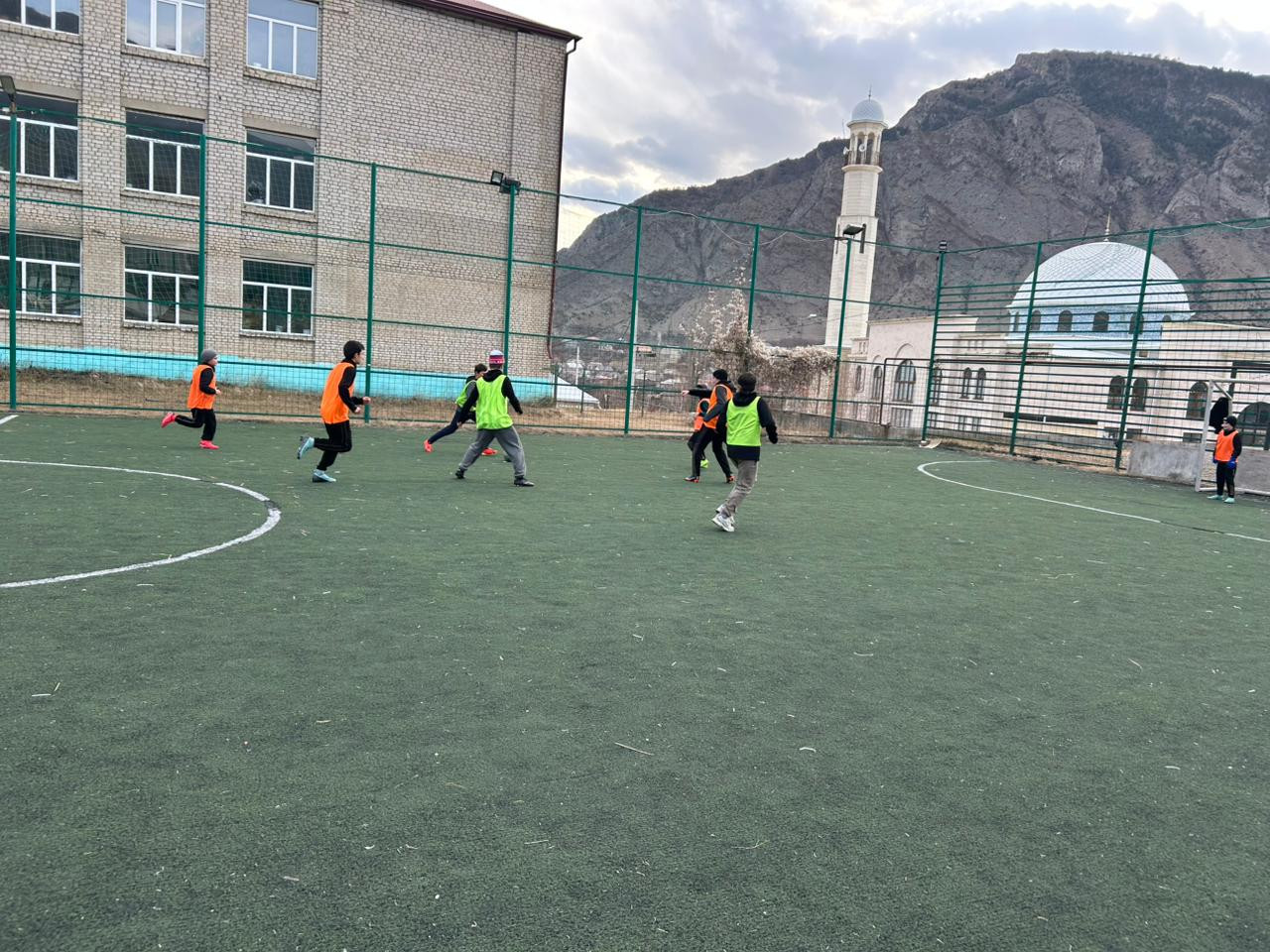 Юные футболисты продолжаю тренировки