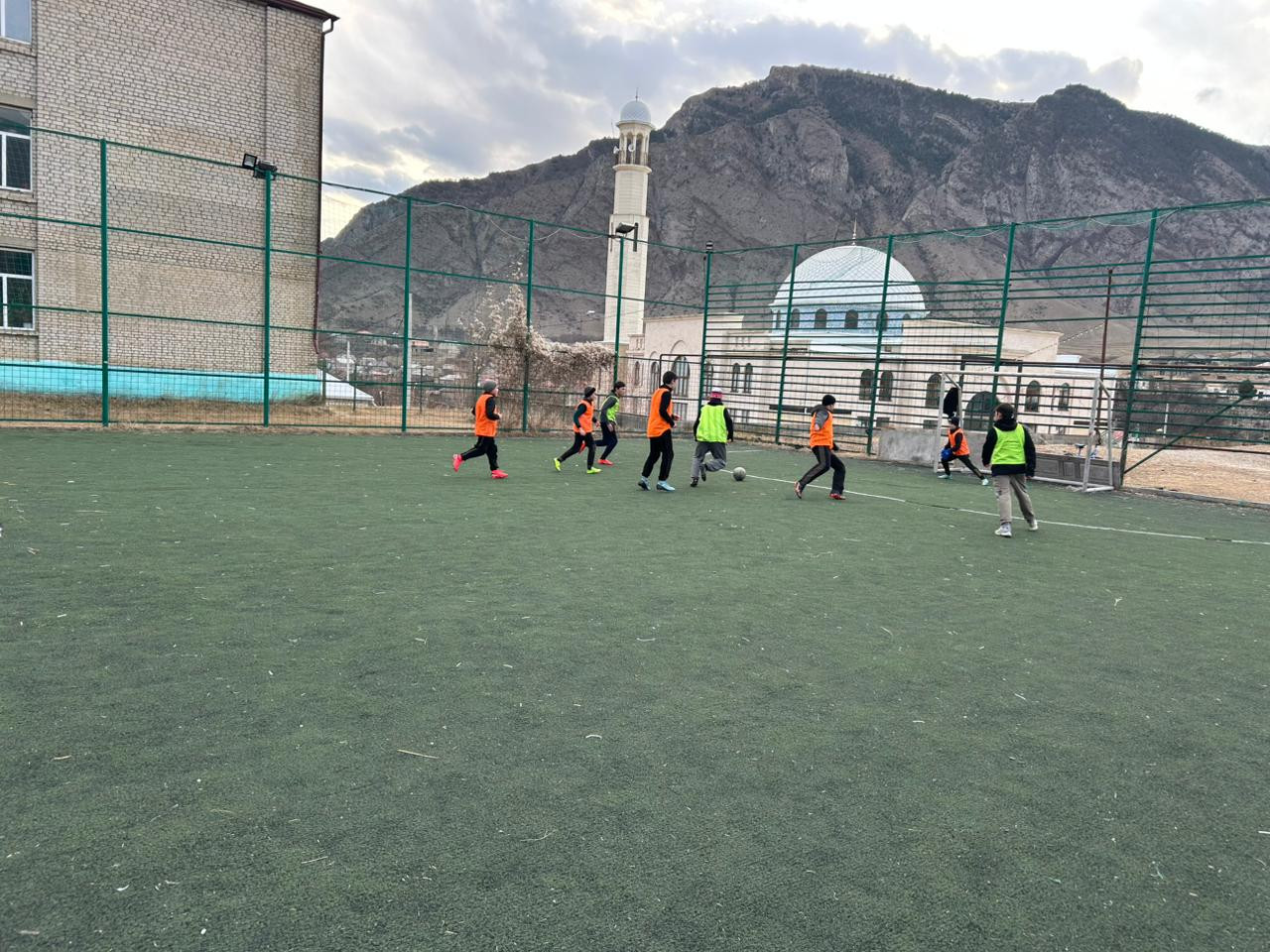 Юные футболисты продолжаю тренировки