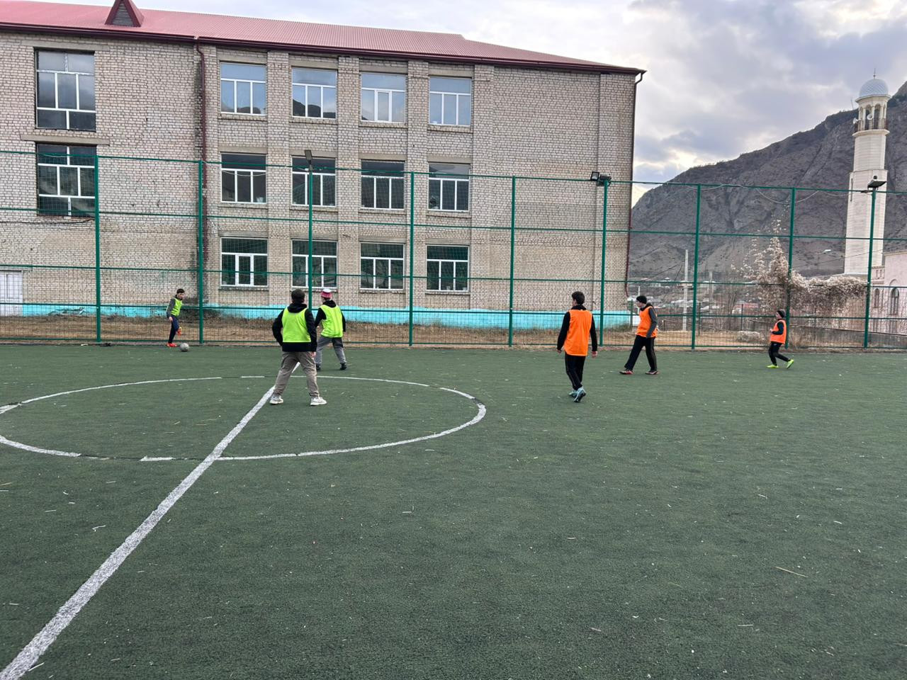 Юные футболисты продолжаю тренировки