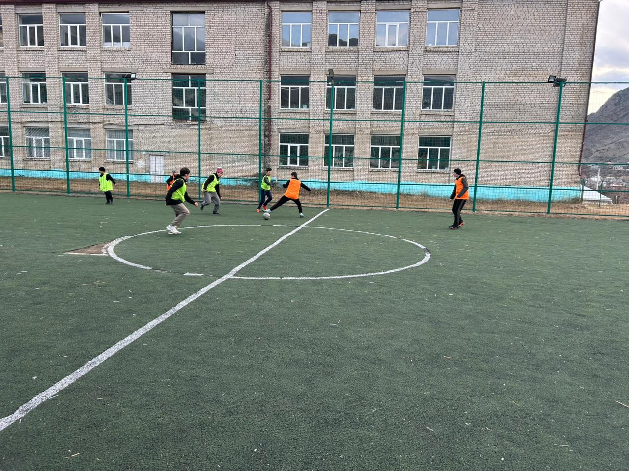 Юные футболисты продолжаю тренировки