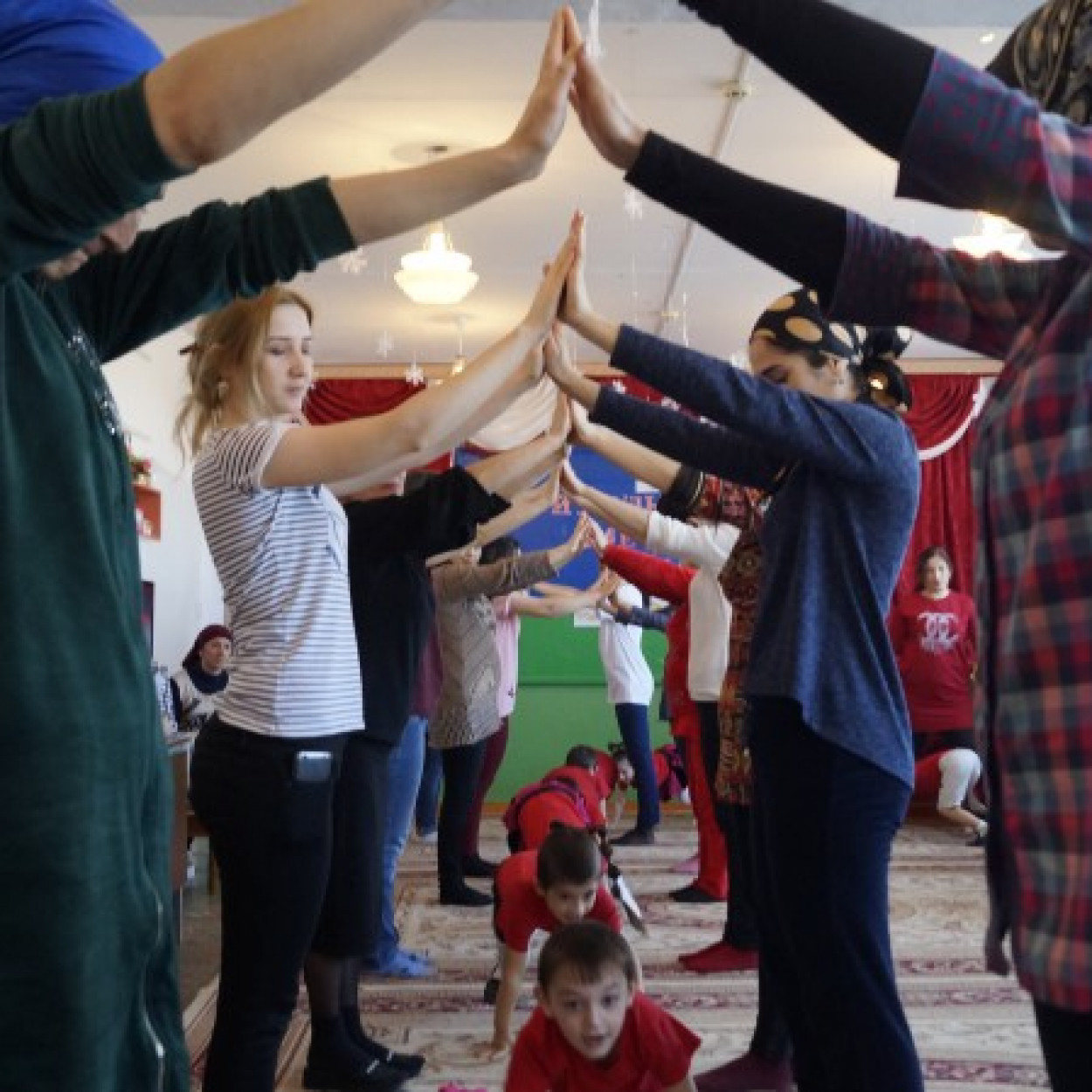 МАСТЕР - КЛАСС УТРЕННЕЙ ГИМНАСТИКИ ДЛЯ РОДИТЕЛЕЙ "ФИЗКУЛЬТУРА ВМЕСТЕ С МАМОЙ"