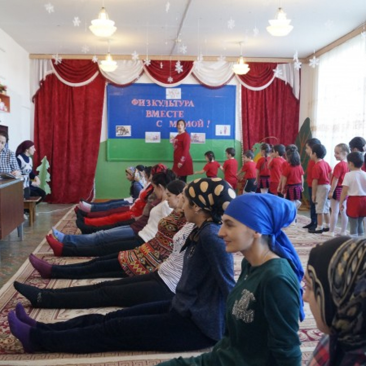 МАСТЕР - КЛАСС УТРЕННЕЙ ГИМНАСТИКИ ДЛЯ РОДИТЕЛЕЙ "ФИЗКУЛЬТУРА ВМЕСТЕ С МАМОЙ"