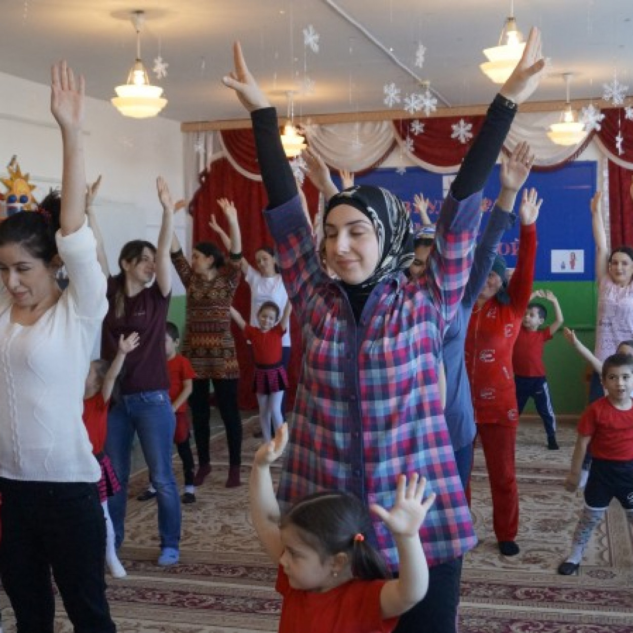 МАСТЕР - КЛАСС УТРЕННЕЙ ГИМНАСТИКИ ДЛЯ РОДИТЕЛЕЙ "ФИЗКУЛЬТУРА ВМЕСТЕ С МАМОЙ"