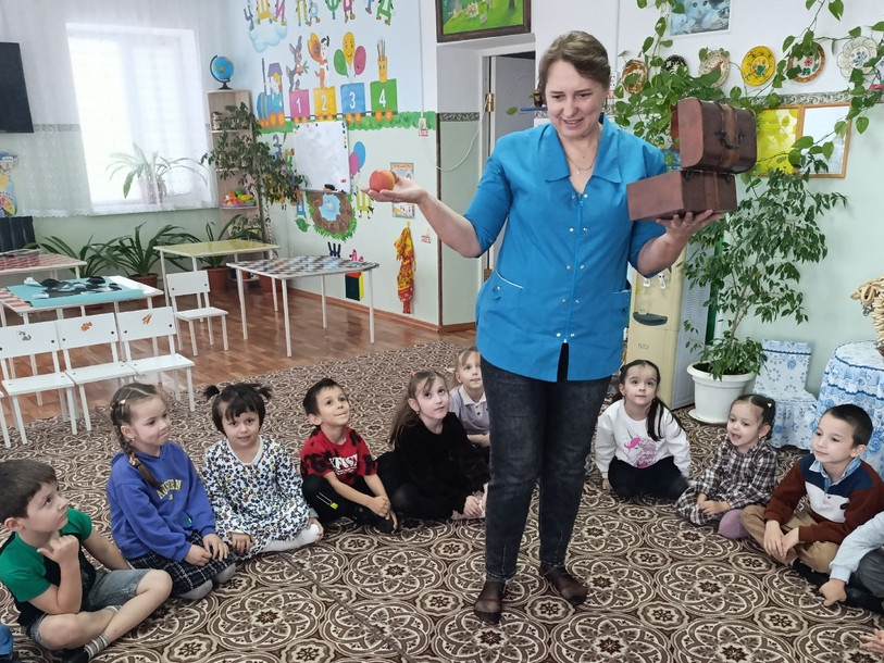 Игры "Что в сундучке", "Клубочек" - развитие коммуникативных навыков.