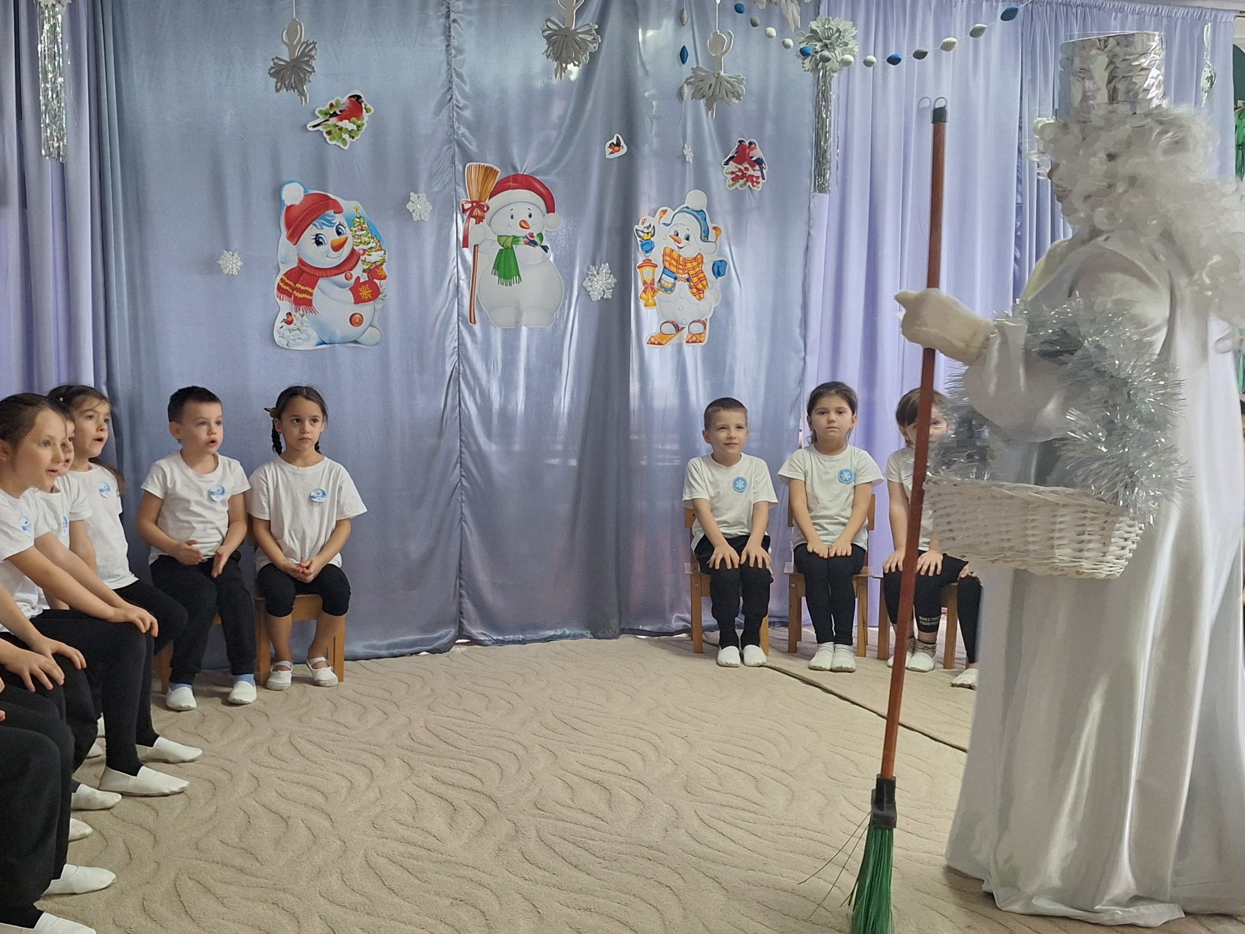 Физкультурный досуг«Леденцы от Снежной Бабы"