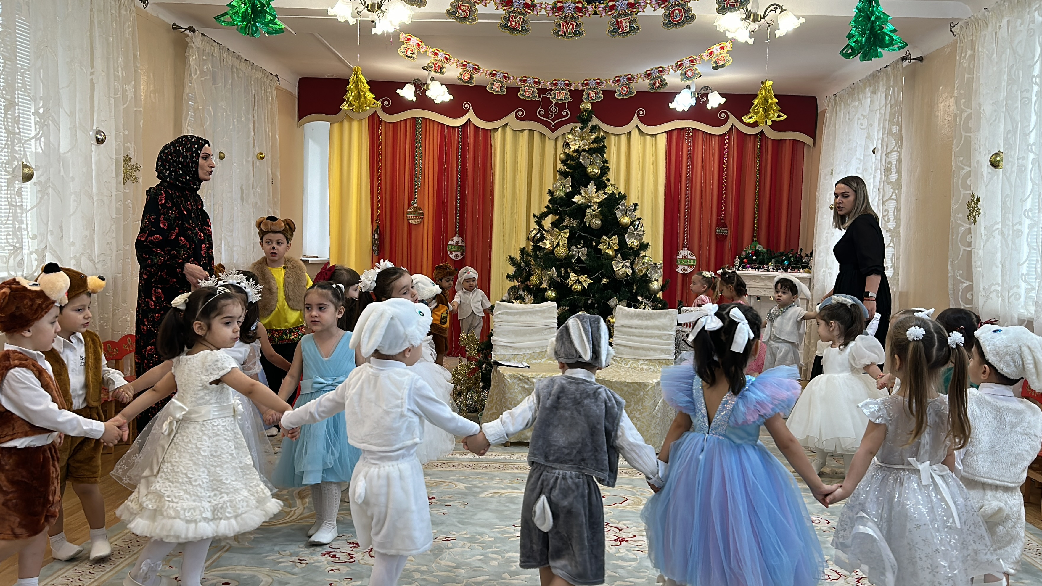Новый год! 2024г младшая группа -2 комната