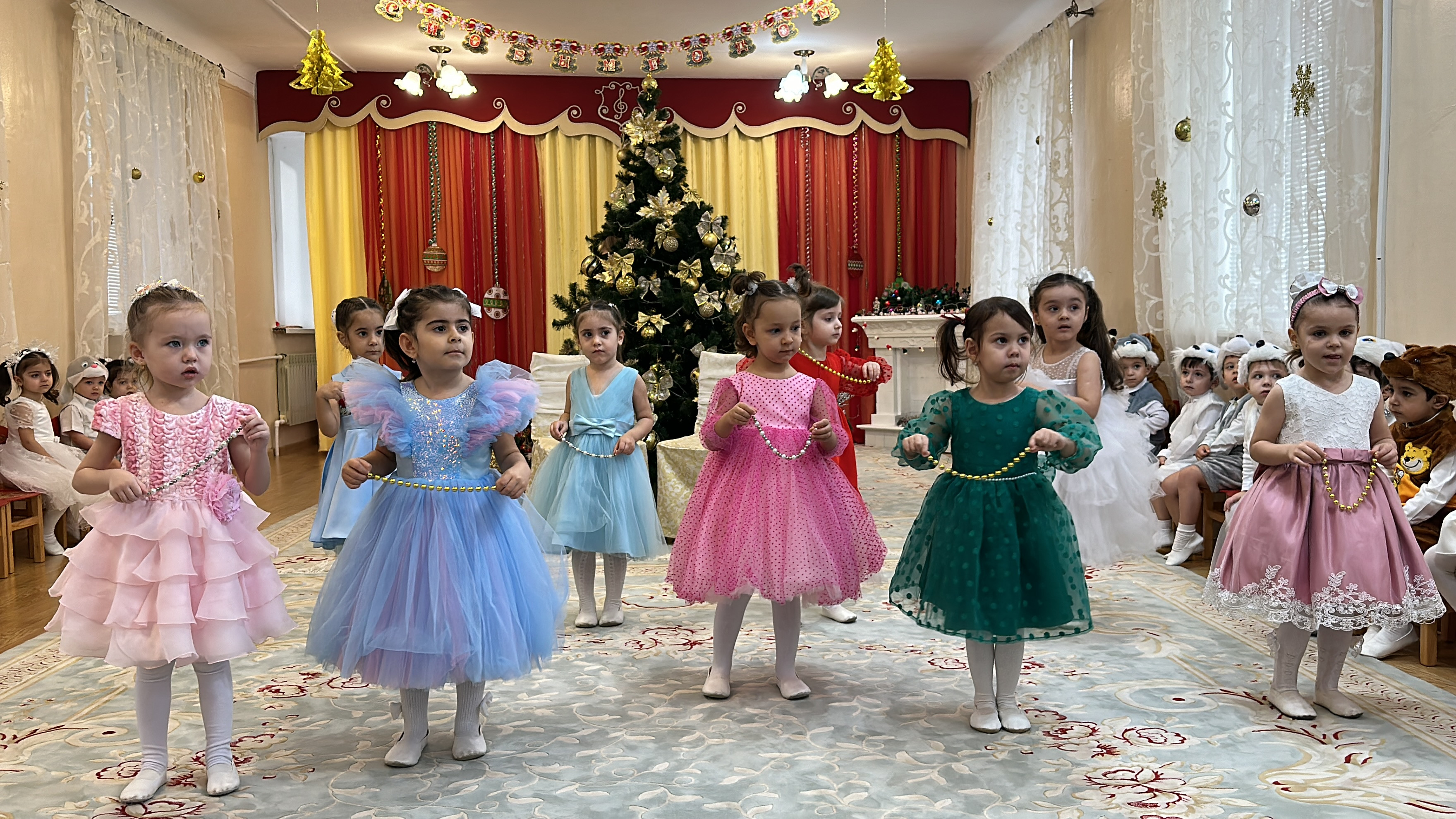 Новый год! 2024г младшая группа -2 комната