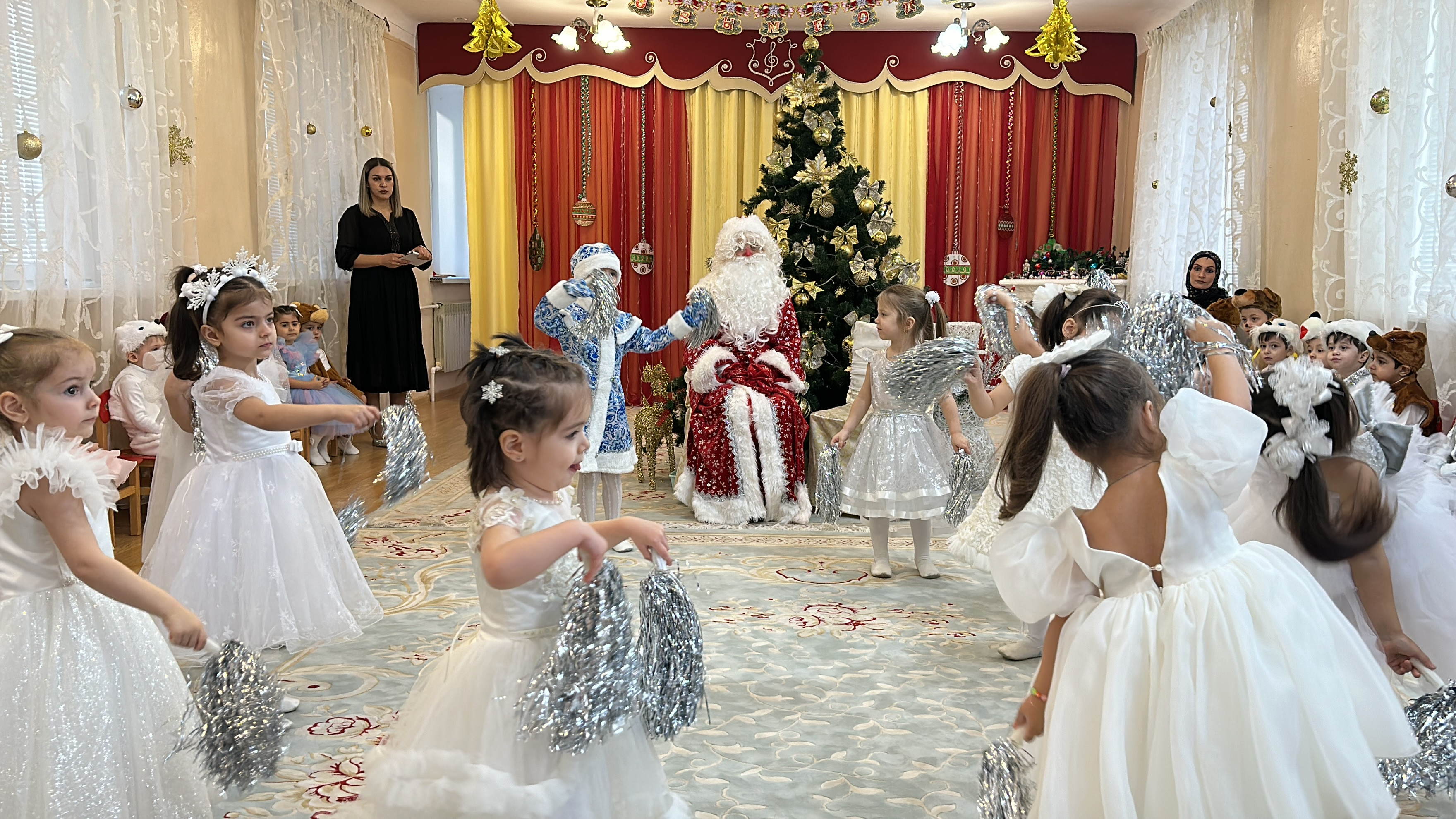 Новый год! 2024г младшая группа -2 комната