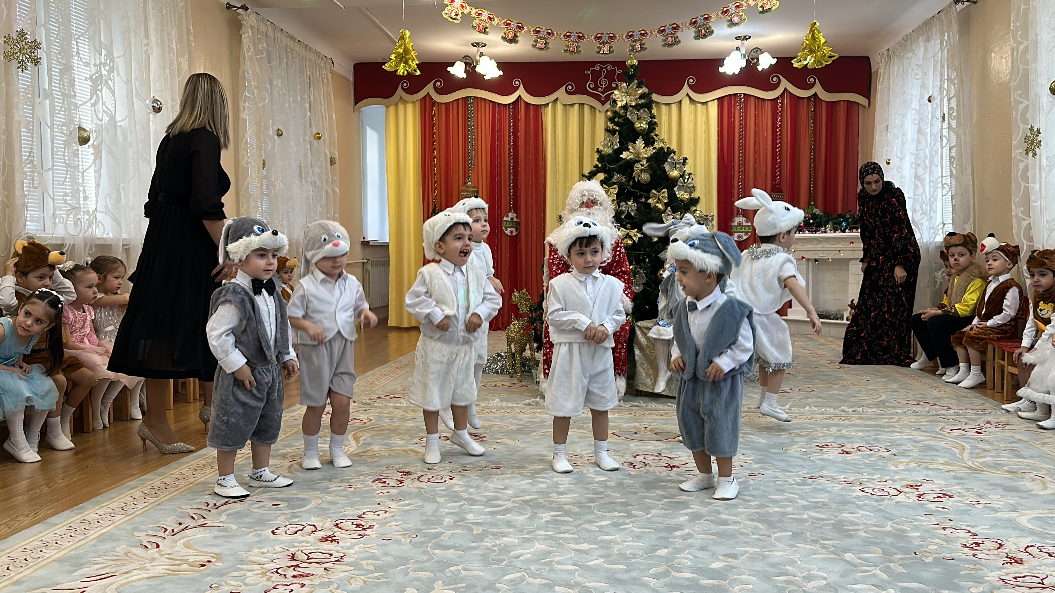 Новый год! 2024г младшая группа -2 комната