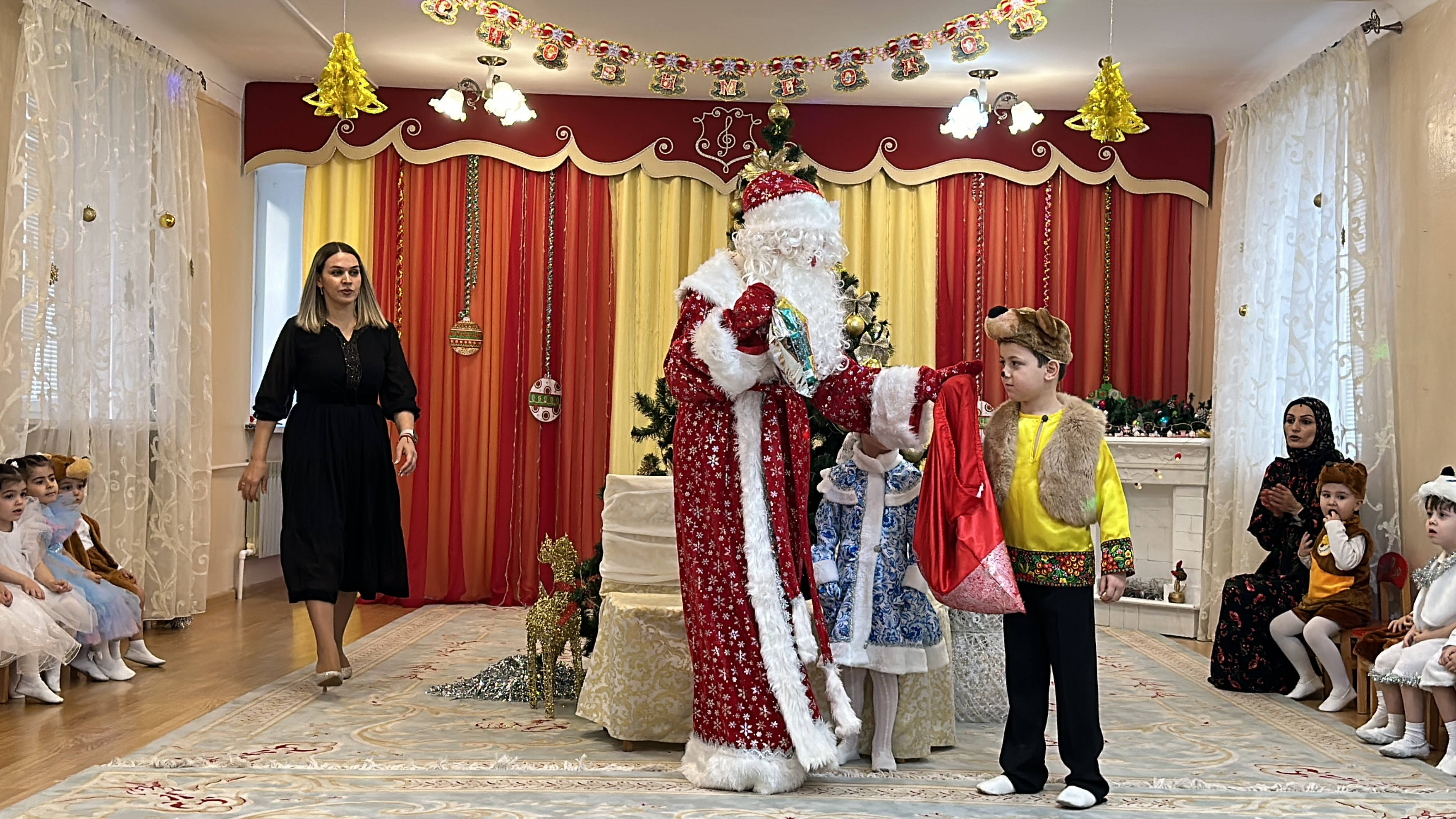 Новый год! 2024г младшая группа -2 комната