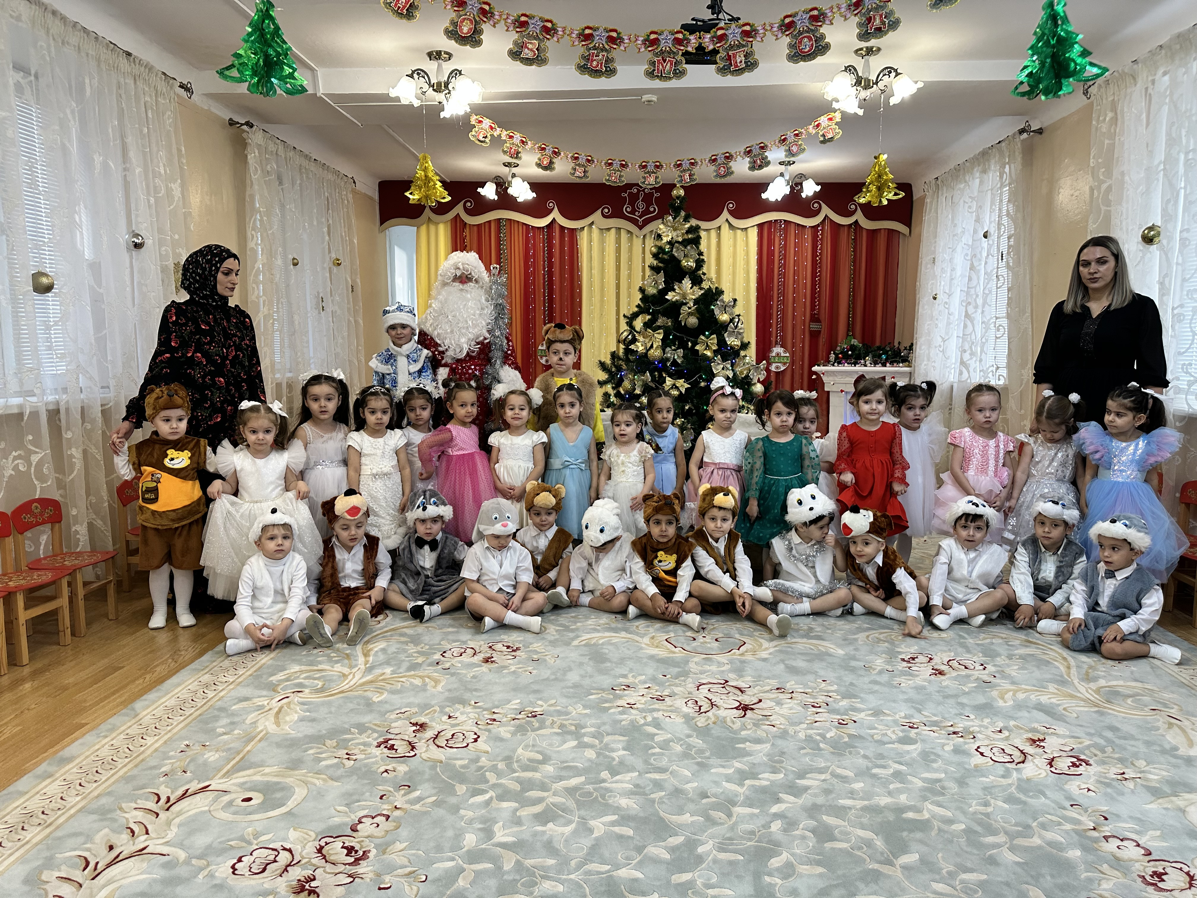 Новый год! 2024г младшая группа -2 комната