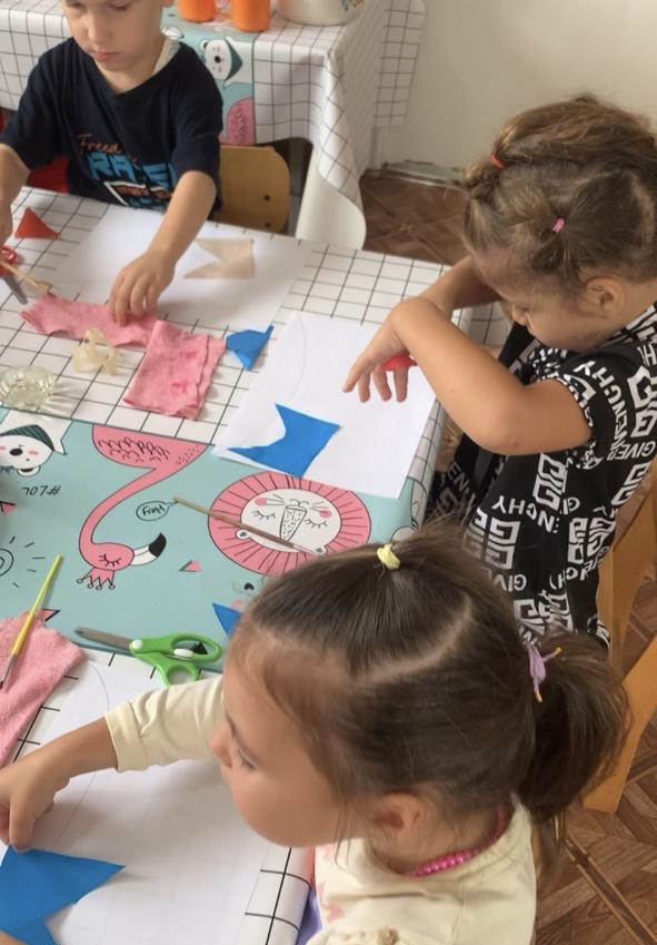 Худож.творчество (Аппликация)Тема: Красивые флажки.