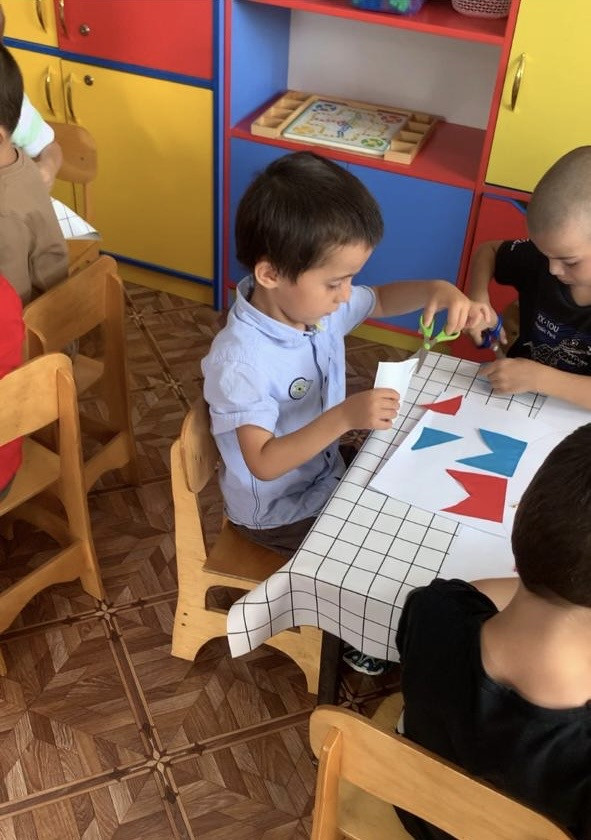 Худож.творчество (Аппликация)Тема: Красивые флажки.