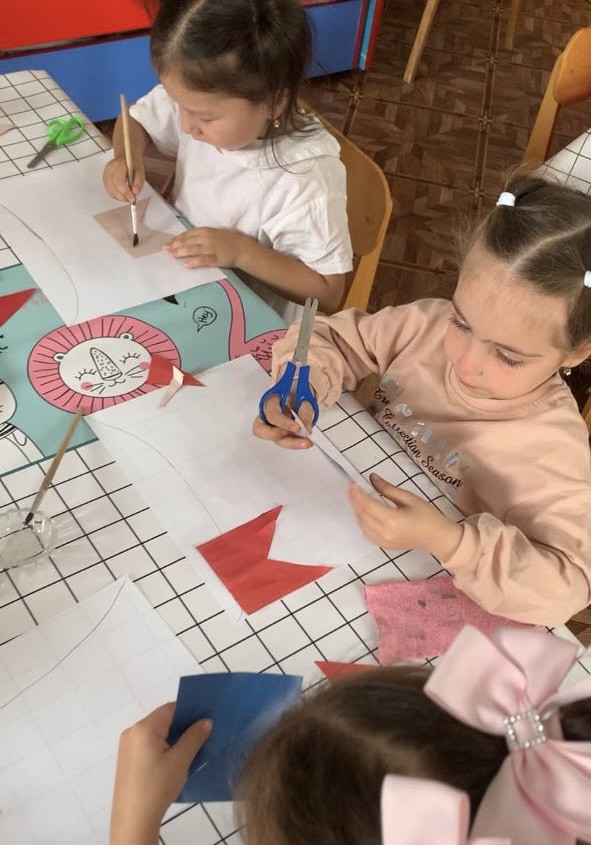 Худож.творчество (Аппликация)Тема: Красивые флажки.