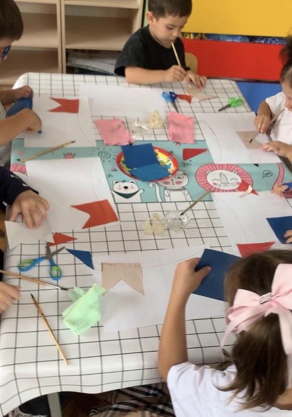 Худож.творчество (Аппликация)Тема: Красивые флажки.