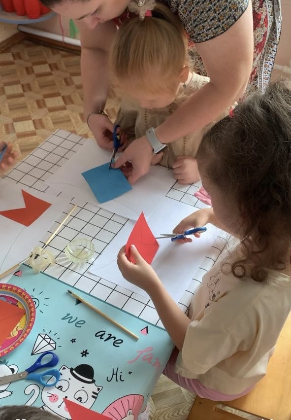 Худож.творчество (Аппликация)Тема: Красивые флажки.