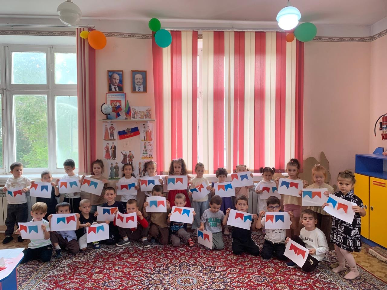 Худож.творчество (Аппликация)Тема: Красивые флажки.