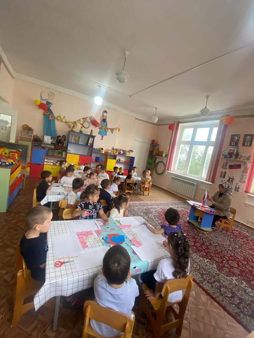 Худож.творчество (Аппликация)Тема: Красивые флажки.