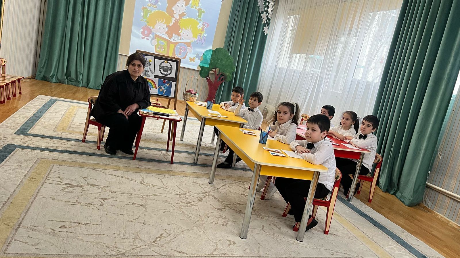 Сегодня учитель-логопед Шабанова Л.Р. провела открытое занятие "День рождение звука Р"