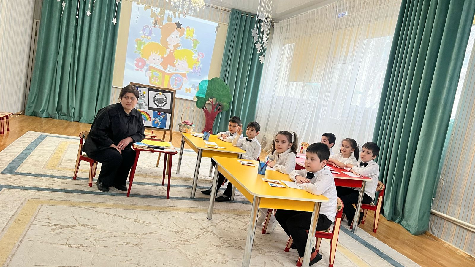 Сегодня учитель-логопед Шабанова Л.Р. провела открытое занятие "День рождение звука Р"