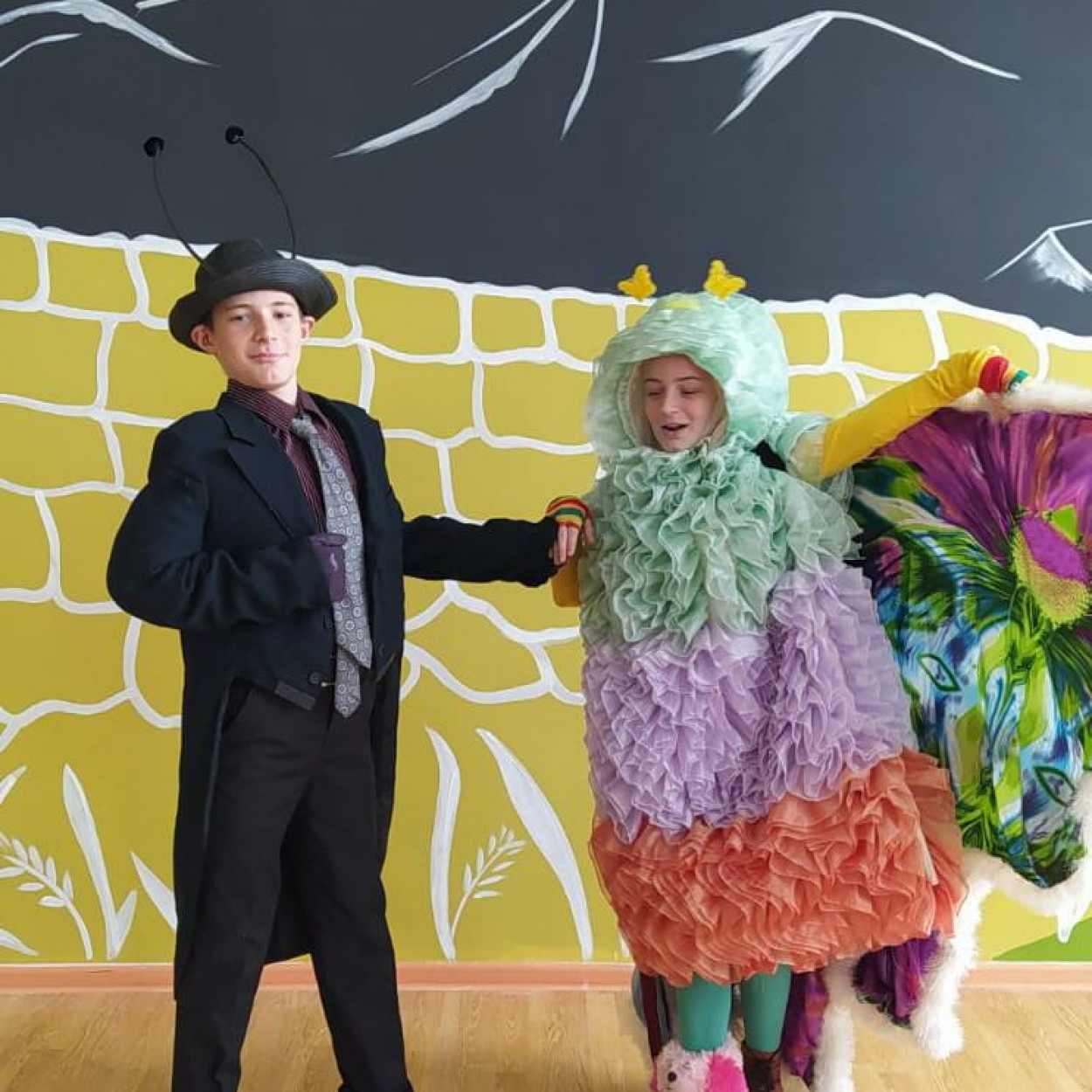 Примерка костюмов . Готовимся к премьере спектакля " Муха Цокотуха".