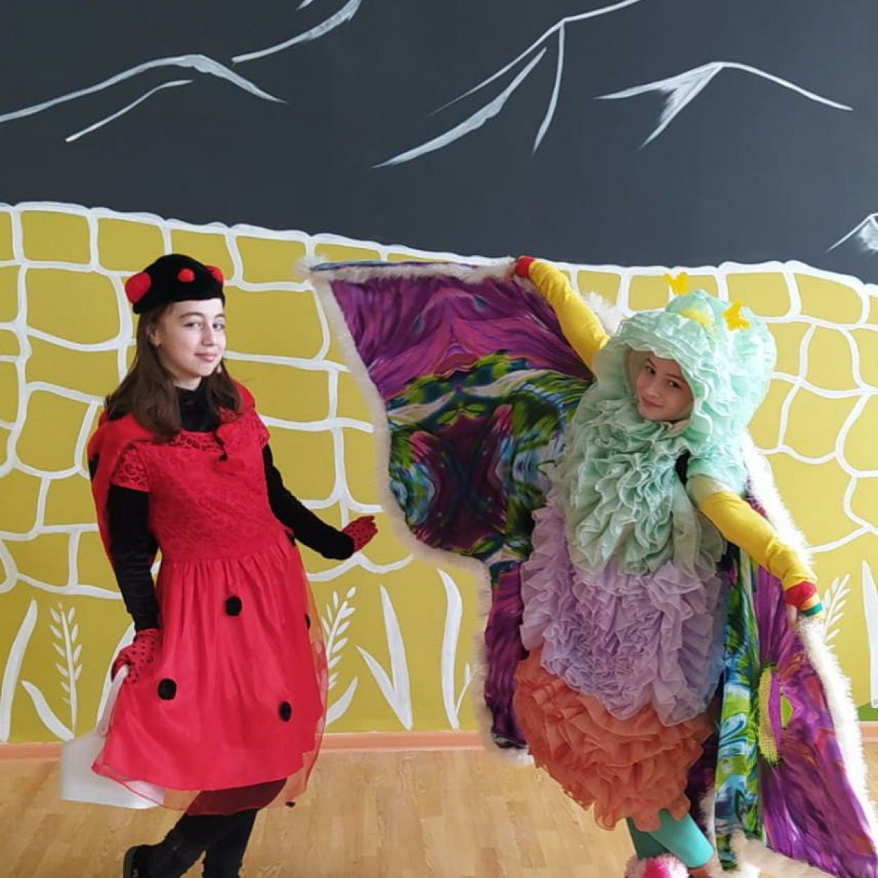 Примерка костюмов . Готовимся к премьере спектакля " Муха Цокотуха".