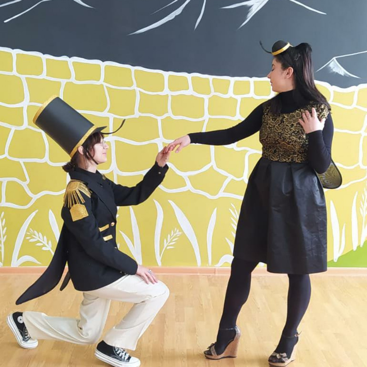 Примерка костюмов . Готовимся к премьере спектакля " Муха Цокотуха".