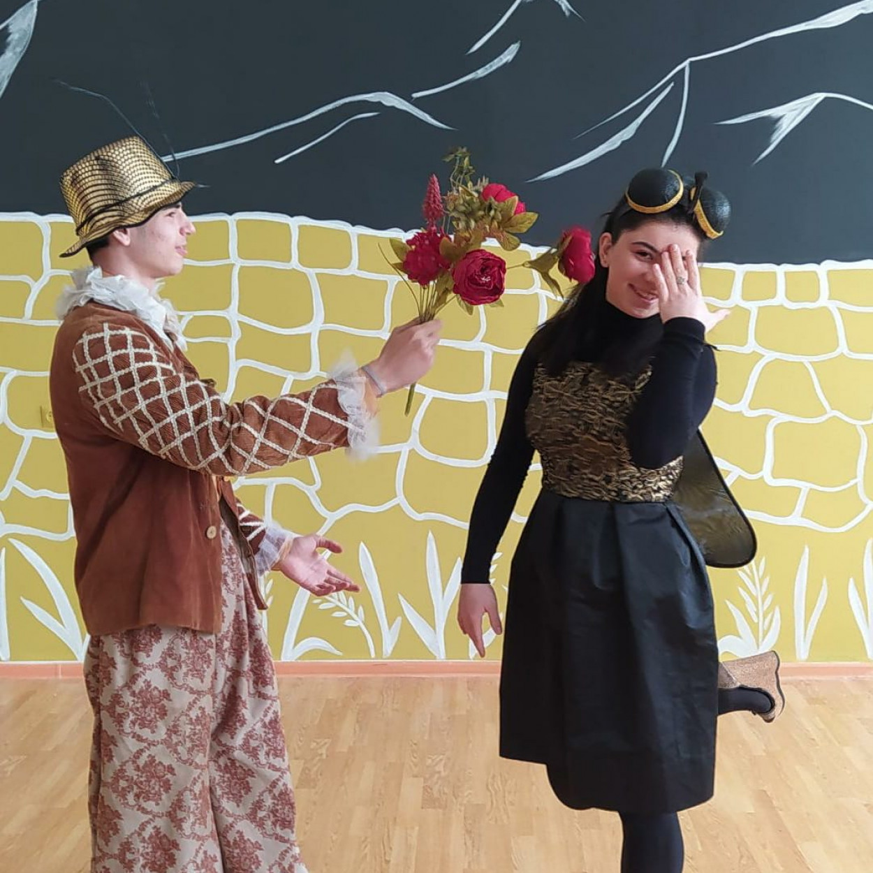 Примерка костюмов . Готовимся к премьере спектакля " Муха Цокотуха".