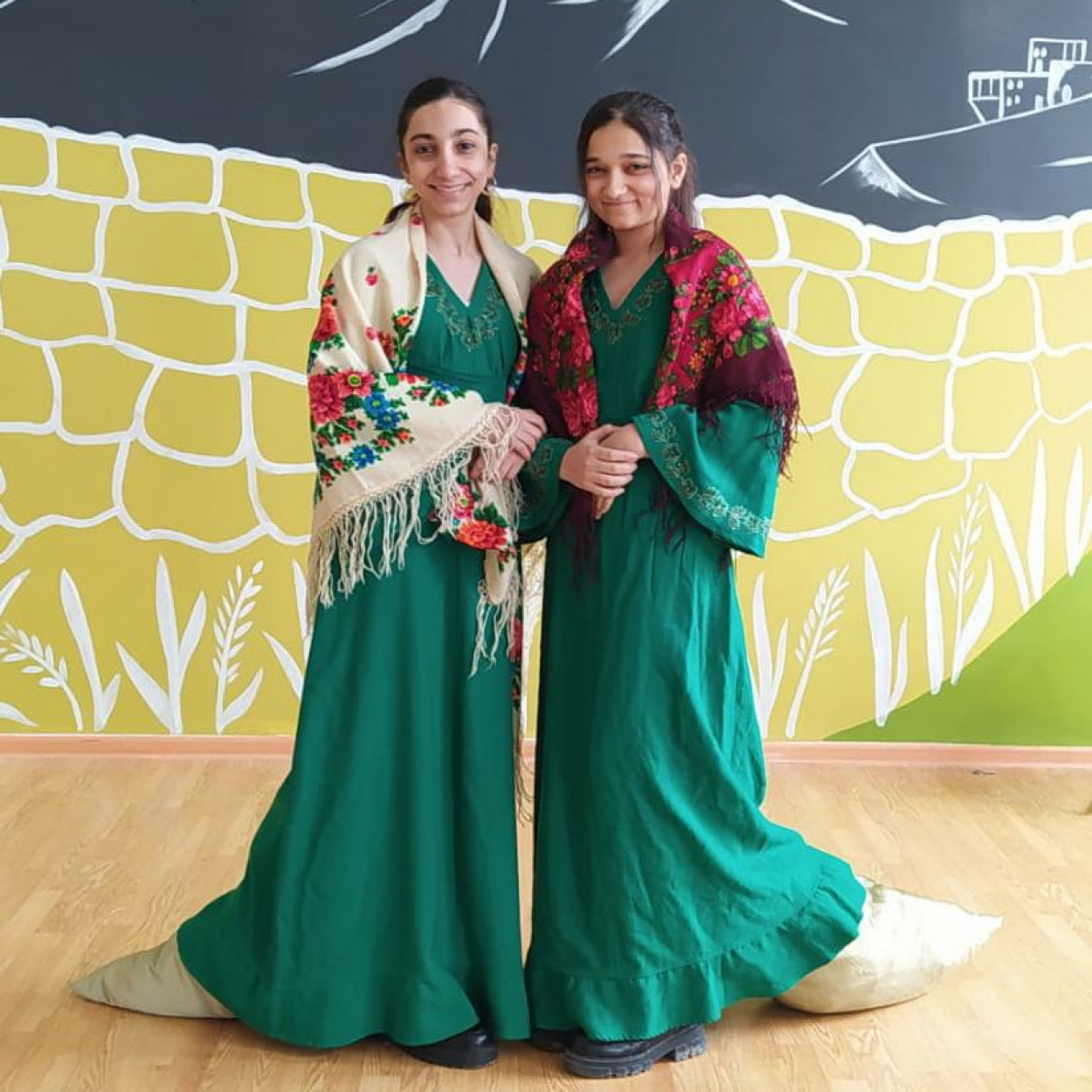 Примерка костюмов . Готовимся к премьере спектакля " Муха Цокотуха".