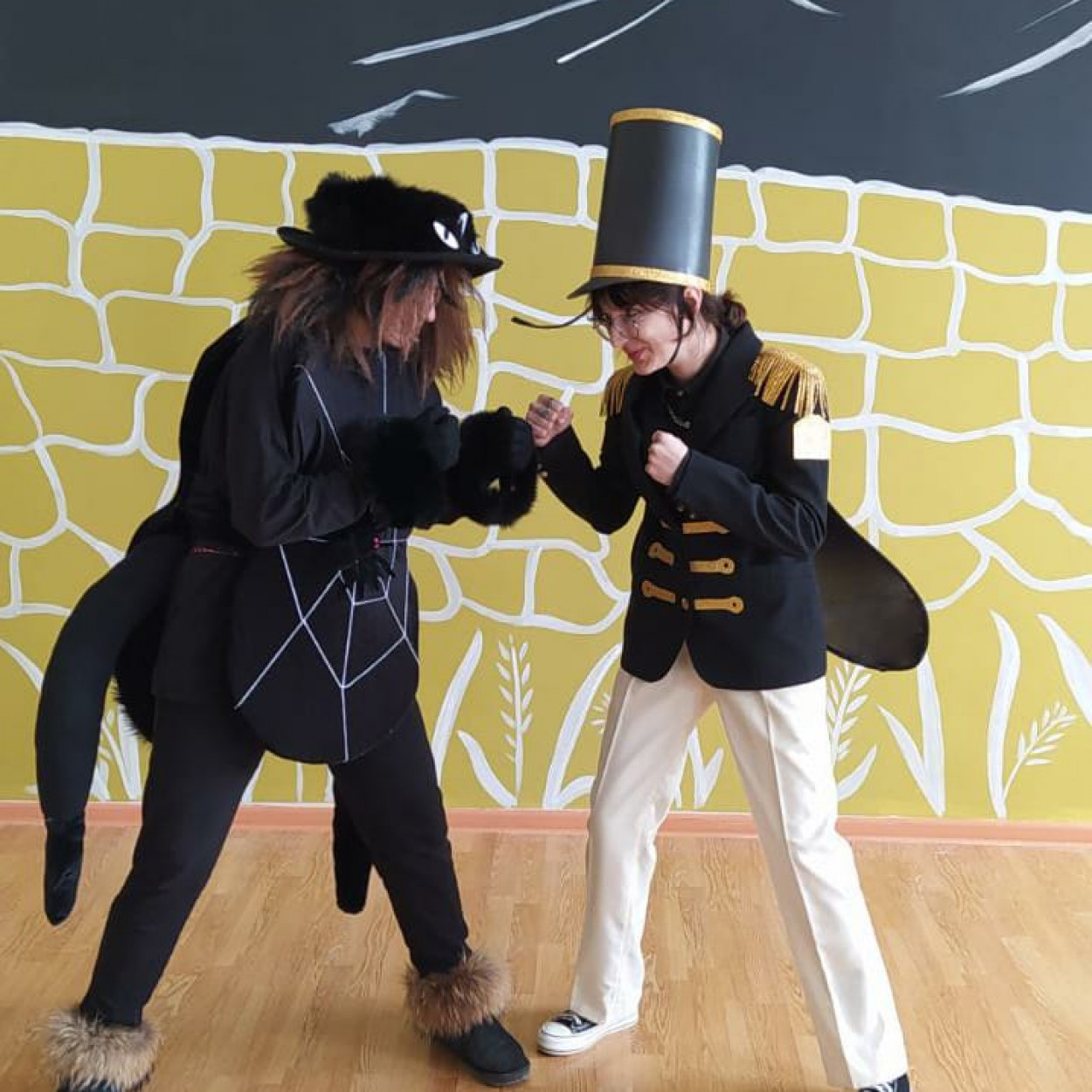 Примерка костюмов . Готовимся к премьере спектакля " Муха Цокотуха".