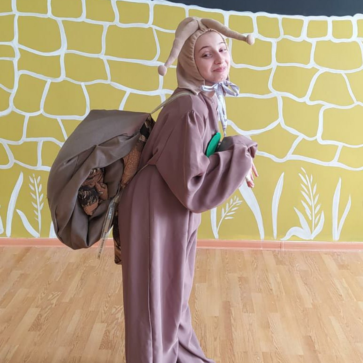 Примерка костюмов . Готовимся к премьере спектакля " Муха Цокотуха".