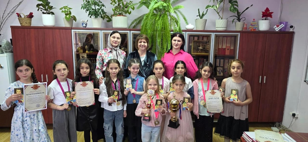 Начальник МКУ "УО г.Каспийск" Абрамова Лариса Нисимовна поздравила с победой