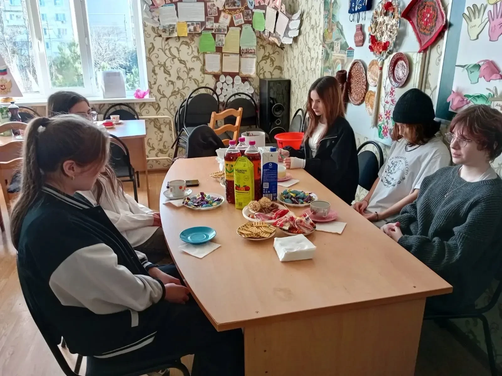 «Самые классные — девчонки и мальчики наши!»