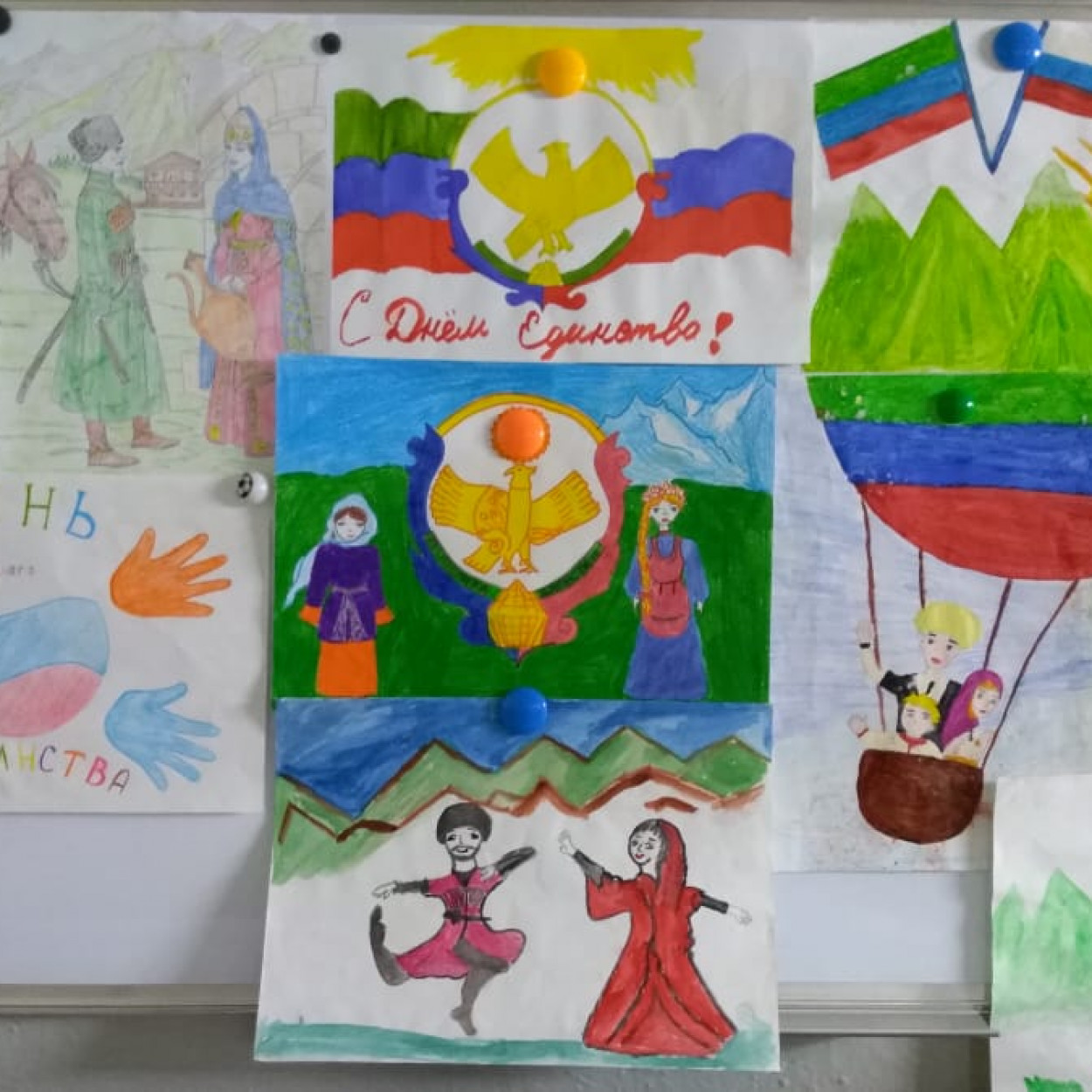 Выставка рисунков и поделок ко Дню единства народов Дагестана