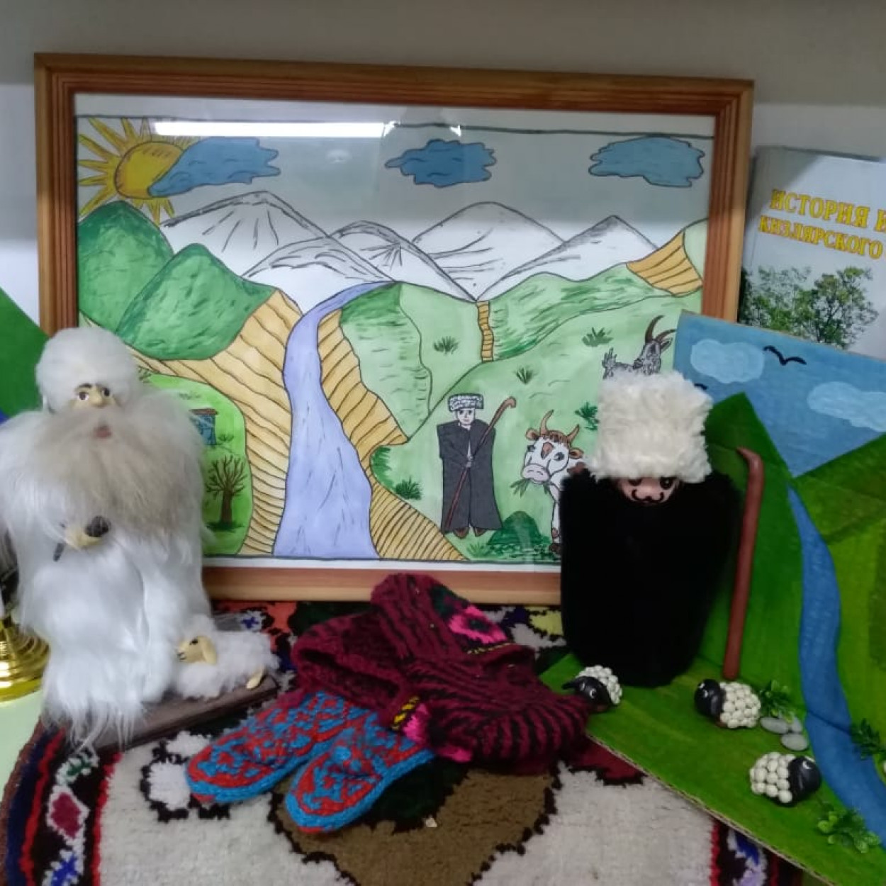 Выставка рисунков и поделок ко Дню единства народов Дагестана