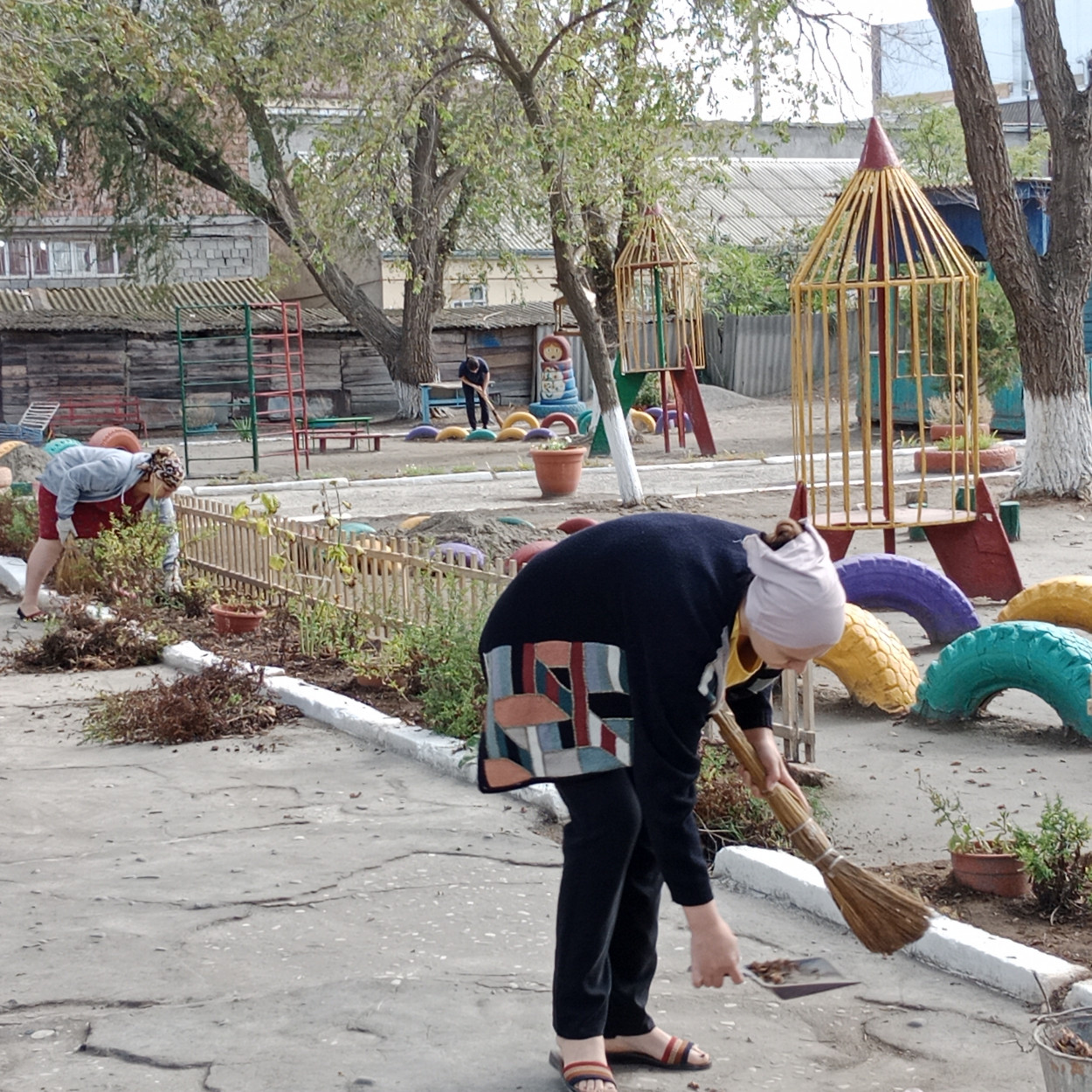 общегородской субботник в МКДОУ д/с № 2 "Березка"