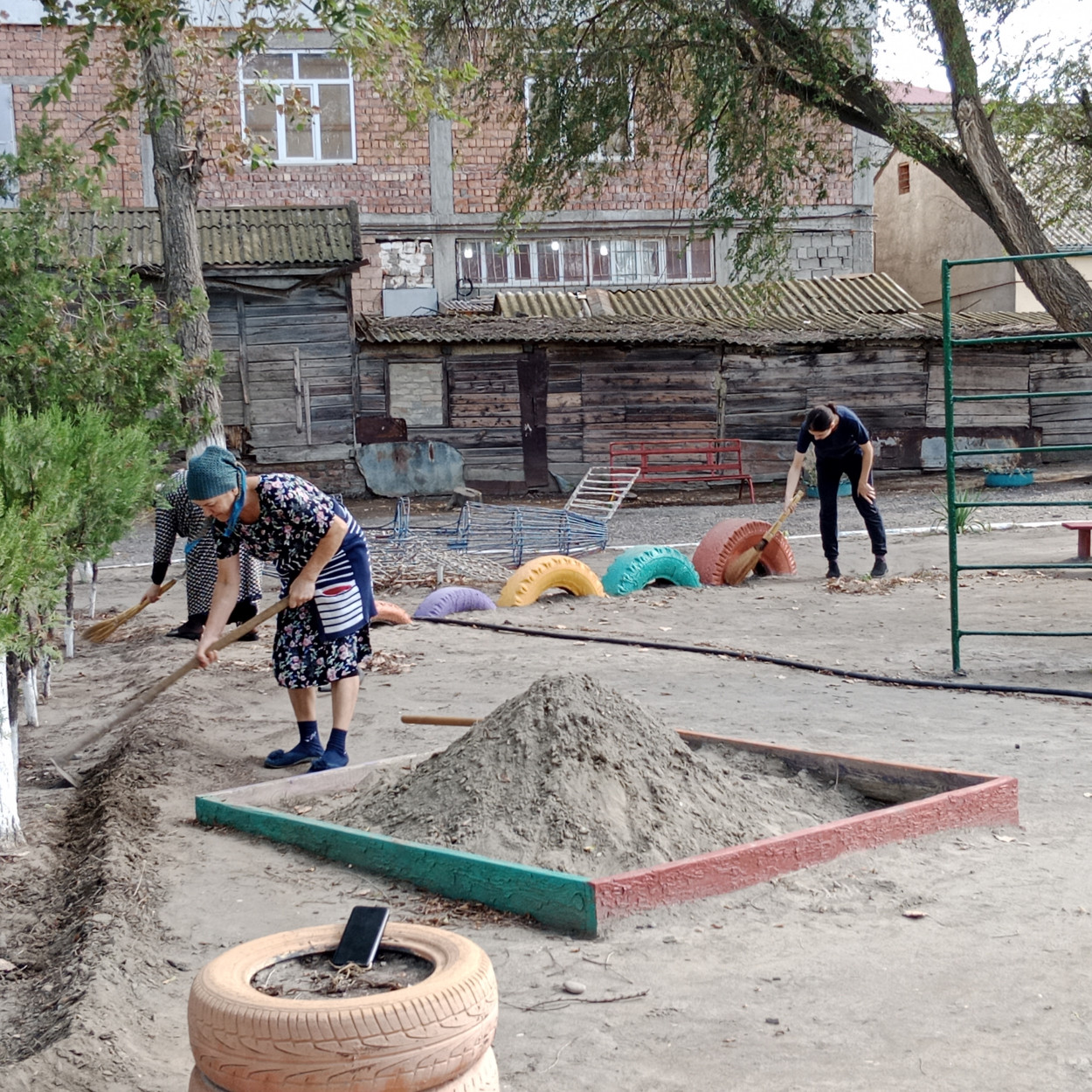 общегородской субботник в МКДОУ д/с № 2 "Березка"