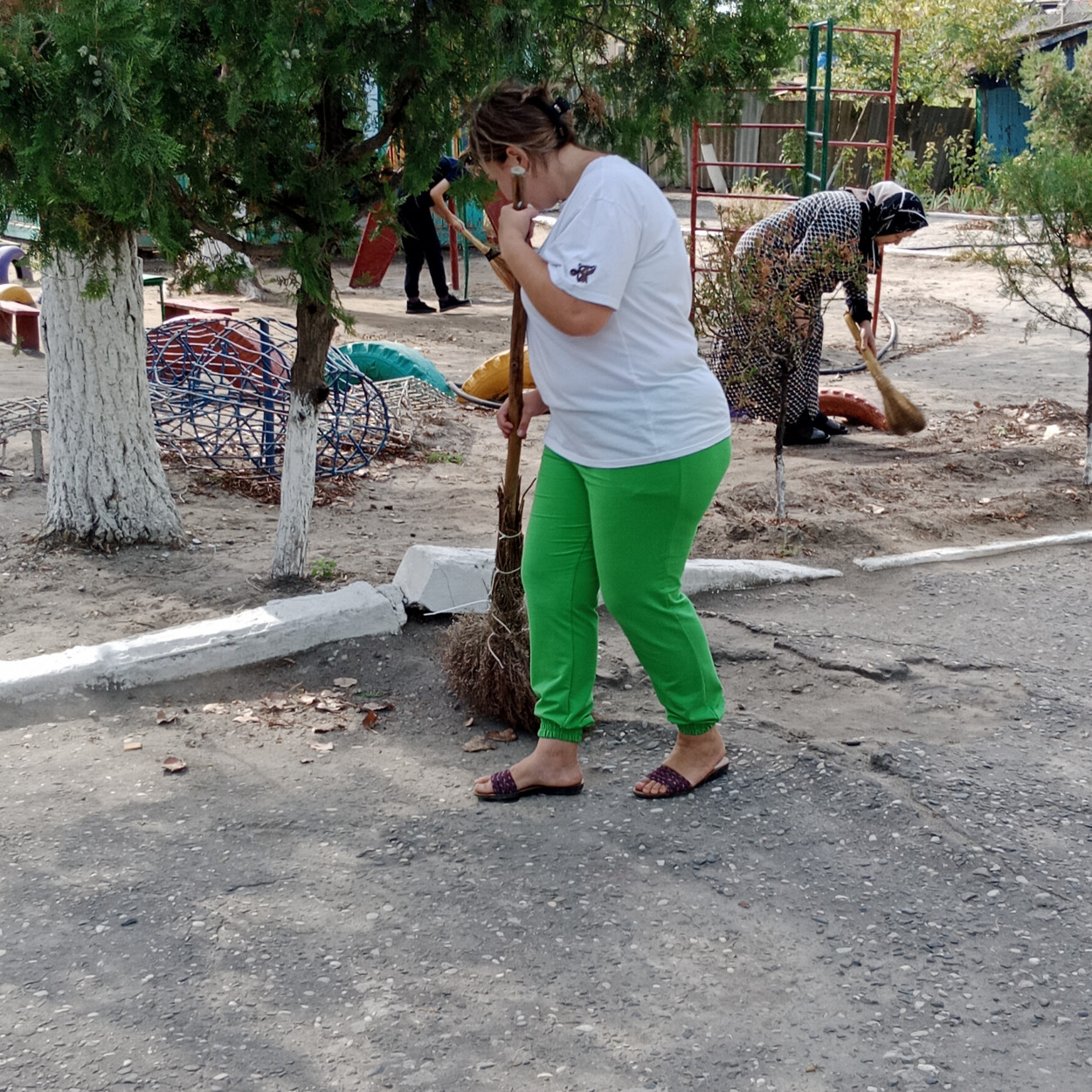 общегородской субботник в МКДОУ д/с № 2 "Березка"