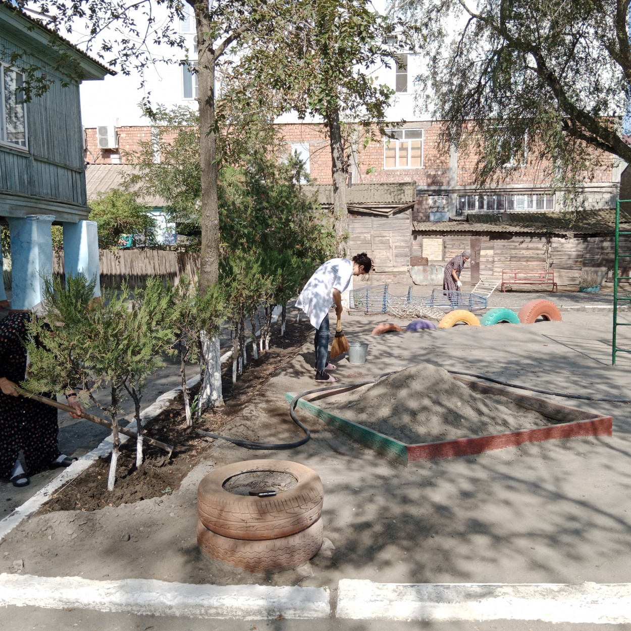 общегородской субботник в МКДОУ д/с № 2 "Березка"   23.09.2022г.