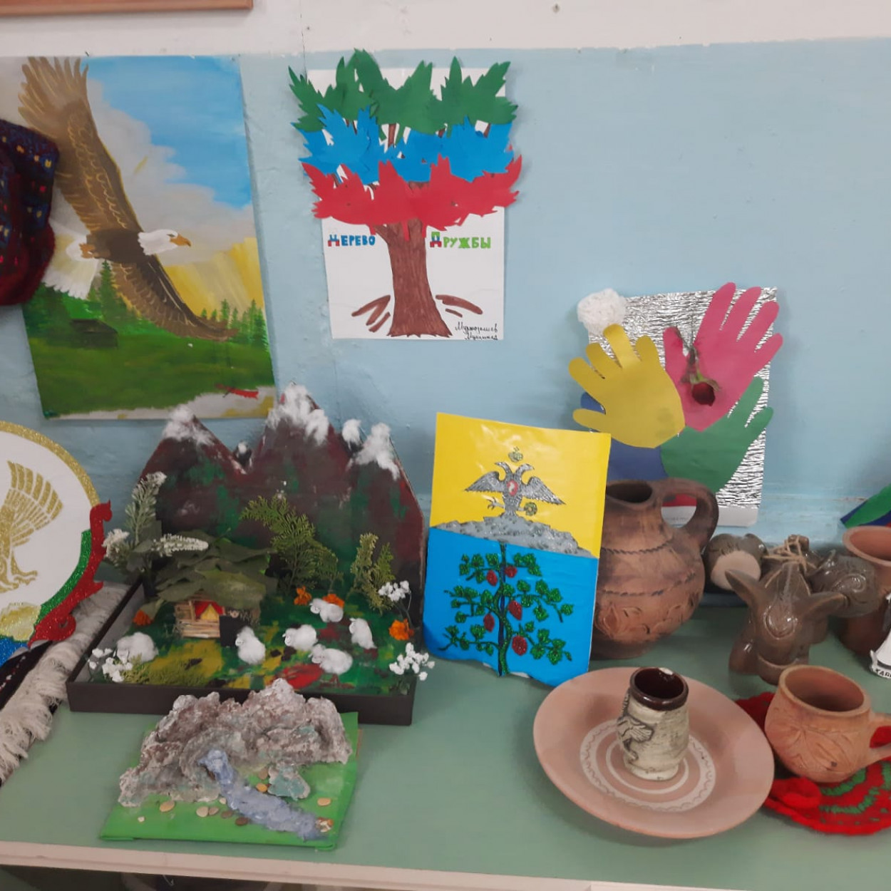 Выставка рисунков и поделок ко Дню единства народов Дагестана