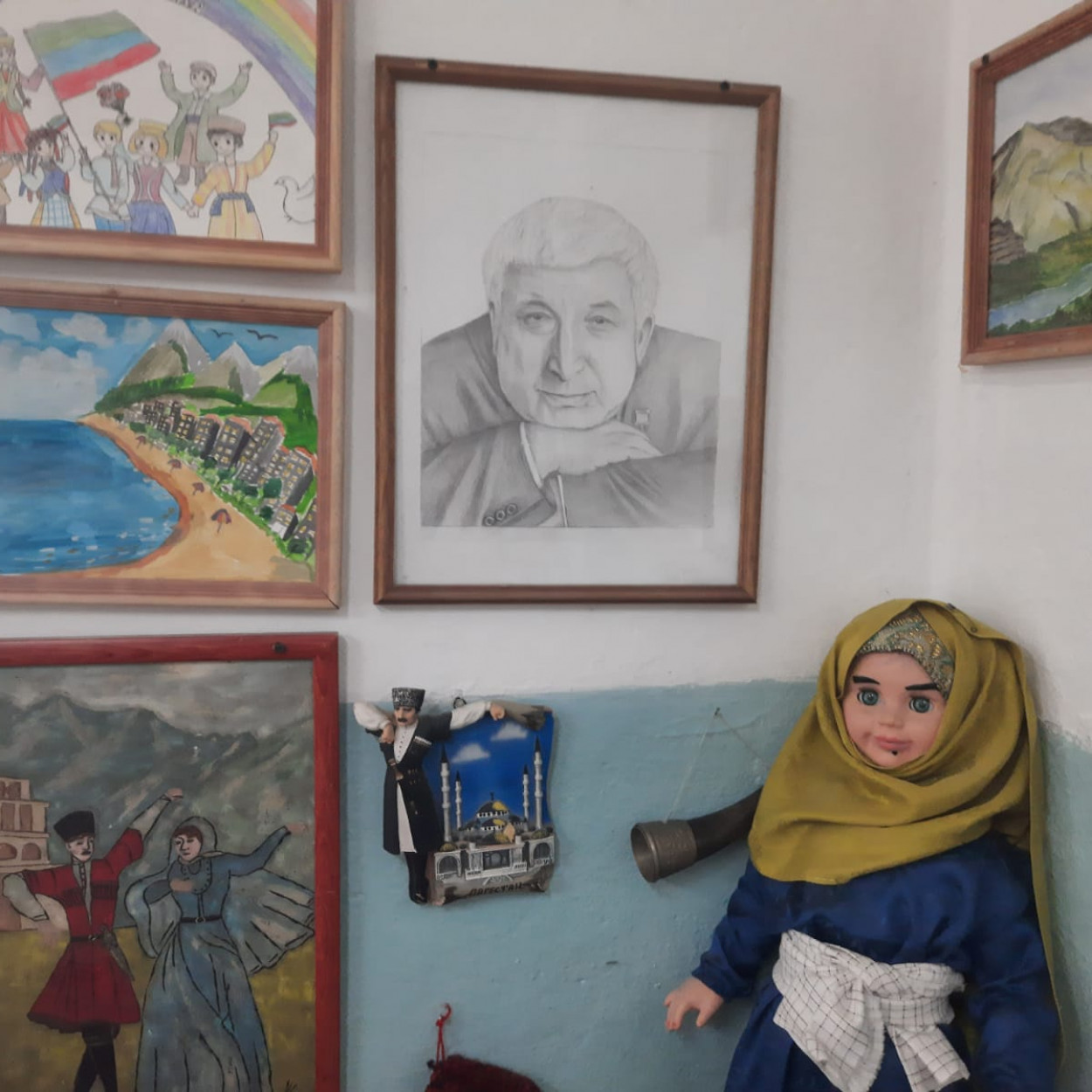 Выставка рисунков и поделок ко Дню единства народов Дагестана