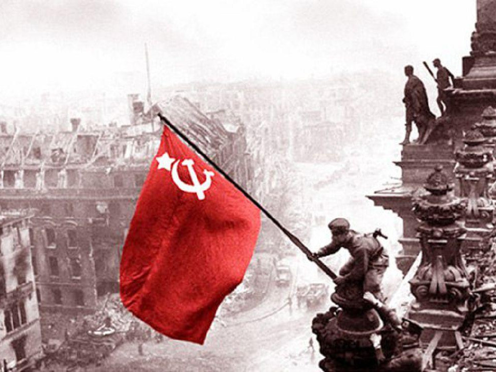 Выставка рисунков "Знамя Победы"