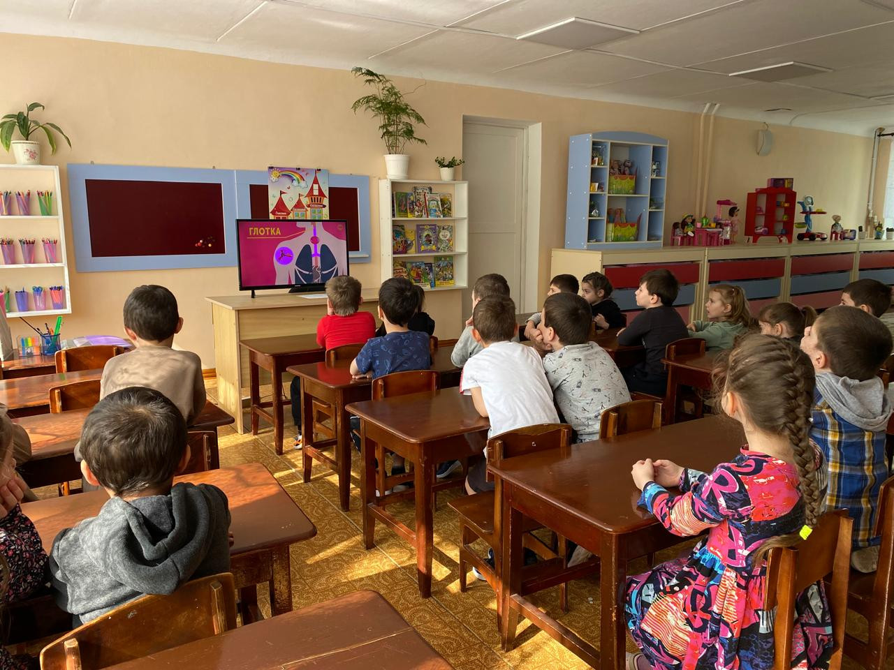 Старшая группа "А" Что и как есть человек!