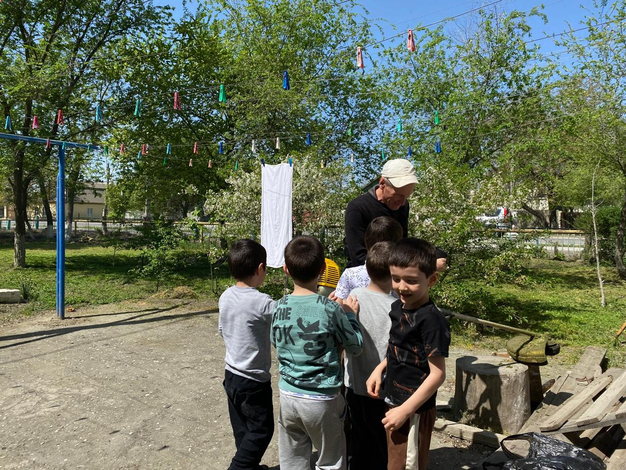 Старшая группа "А" Прогулка на территории детского сада